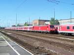 Eine Br.146 mit ihrem RE-Zug aus Ex-silberlingen und weitere Regionalzge standen am 17.Juli 2007 im GBF von Aalen.