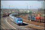 101 102-2 schiebt am Nachmittag des 06.03.08 IC 2069 aus dem Aalener Bahnhof, rechts im Bild221 136-5 der EGP mit Schotterzug Richtung Crailsheim.