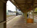 Der Bahnsteig 3 und 4 am 17.10.2021 in Adorf (Vogtl).