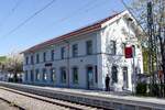 ALLENSBACH (Landkreis Konstanz), 04.05.2023, das Bahnhofsgebäude an Gleis 1