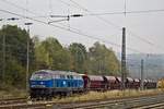 218 201-2 der Eisenbahngesellschaft Potsdam wartet am 17.10.2020 mit einem Schotterzug im Bahnhof Altenbeken 