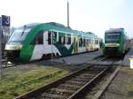 Lint 27 und 41 der Vectus Verkehrsgesellschaft im Bahnhof Altenkirchen am 24.02.2006 gegen 10.51 Uhr. Der linke Triebwagen (Gleis 3)fhrt in wenigen Minuten nach Au/Sieg, der linke (Gleis 2)nach Limburg/Lahn.