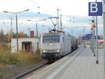 Kurzer Halt am Bahnsteig in Angermünde,für die RheinCargo 145 084,am 27.Oktober 2018,damit die Ablösung zu ihrem Feierabend kam.