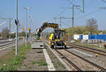 VDE 8 Komplexmaßnahme Halle Rosengarten–Angersdorf  ▶ Standort: Bahnhof Angersdorf    Auf dem Bahnsteig an Gleis 2 werden Betonelemente, mutmaßlich für einen Kabelkanal,