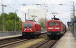 DB 187 186 auf 1 durch Anklam, auf 2 der abfahrbereite RE 3 nach Falkenberg.