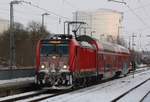 DB 147 002-2 mit eingesetztem Ersatzzug auf Linie RE3 - hier im Bf Anklam am 10.02.2021