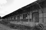 Das ausgediente Gebäude der Güterabfertigung auf dem Bahnhofsgelände von Anklam, so gesehen im November 2020.