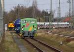 Während die 3 312 109 KeWa auf Gleis 3 rangiert fährt MEG 1 275 219-4 mit DB / DSB 605 011 und DB / DSB 605 003 am 09.04.2021 in den Bf Anklam auf 2 ein und durch.