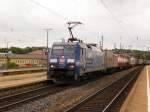 Am 23.Juli 2010 durchfuhr die 152-135 den Bahnhof Ansbach in Richtung Wrzburg.