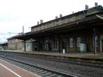 Bahnhof Artern: Blick vom Bahnsteig 2 auf den (ziemlich maroden) Hausbahnsteig, 5.12.2007