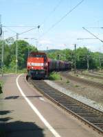 Hier fhrt eine Lok der Weba von Altenkirchen kommend durch den Bahnhof von Au(Sieg) auf dem Weg nach Betzdorf.