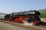 Am 22.05.10 wartet 01 509 im Bahnhof Aue auf dem VSE-Sonderzug.(Aufgenommen vom Bahnsteig)