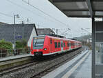 425 204-5 als S1 nach Homburg(Saar) Hbf im strömenden Regen in Auerbach bei der Einfahrt.