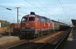 210 004 im Mai 1979 vor einem Eilzug nach Lindau in Augsburg Hbf. 210 004 war die einzige, die noch mit 210-Beschriftung wieder dem ozeanblau-beigen Farbtopf  entstieg  (obwohl man ihr die Gasturbine bereits ausgebaut hatte), alle anderen wurden bei dieser Gelegenheit in 218.9 umgezeichnet.