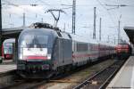 So kann IC-Verkehr aussehen, wenn der Bahn durch ICE-Ersatzverkehr die Loks und Wagen ausgehen: MRCEdispolok Taurus ES64 U2-014 alias 182 514-0 mit zwei IC-Wagen und 6 schon recht betagten Wagen von