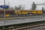 Plasser & Theurer Stopfmaschine 09-32 CSM eingesetzt von Leonhard Weiss am 01.04.2022 bei leichtem Schneefall in Aulendorf