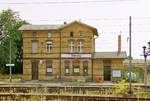 12.08.2003 Brandenburg, Bahnhof Belzig, Empfangsgebäude der ehemaligen brandenburgischen Städtebahn. Gegenüber auf der Nordseite der Gleisanlagen befindet sich das Empfangsgebäude der Strecke Berlin – Blankenheim.