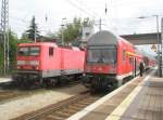 Hier links 143 072-7 mit einem RE7 von Wnsdorf-Waldstadt nach Rolau(Elbe) und rechts ein RE7 von Rolau(Elbe) nach Wnsdorf-Waldstadt, diese beiden Zge standen am 29.8.2010 in Bad Belzig.