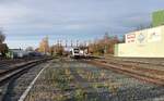 Eine Doppeltraktion Lint54 des erixx tauchte am 10.11.2021 unter der unter Denkmalschutz stehenden Signalbrücke in Bad Harzburg durch.