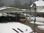 AVG Tw 552 der als S 30107 aus Hochstetten in den verschneiten Bahnhof Bad Herrenalb eigetroffen ist und sogleich seine Rckfahrt als  S 30128 nach Hochstetten antreten wird.