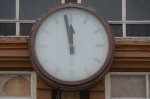 Uhr am Eingangsportal des ehemaligen Empfangsgebude des Bahnhofes in Bad Ksen,welche nicht mehr die wahre Uhrzeit anzeigt.Da es leider in Bezug auf den aktuellen Zustand des Bahnhofgebudes 5nach12