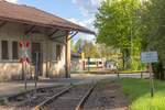 Der erste Bahnübergang der ex-KBS 814 in Bad Neustadt bekam nach der Einstellung des Personenverkerhs eine bemerkenswert einfache, aber effektive Sicherung.