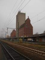 Bahnhof Bad Oldesloe am 6.12.08 mit Blick auf das Silo von Gloria Mehl  Johannes Strh .