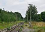 Blick über die traurigen Überreste des Bahnhofes Bad Schiedeberg in Richtung Eilenburg.