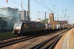 Durchfahrt am 30.09.2015 von MRCE/SBB Cargo ES 64 F4-282 (189 282-7)  SBB Cargo International  mit einem Containerzug über Gleis 1 durch den Badischen Bahnhof von Basel in Richtung Rangierbahnhof