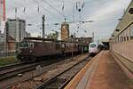 Durchfahrt am 05.10.2015 von BLS Cargo Re 4/4 172 (425 172-4)  Eggerberg  und Re 4/4  165 (425 165-8)  Moutier  mit dem Papierzug (Malmö - Dortmund - Italien) durch Basel Bad Bf in Richtung