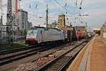 Mit einem Containerzug fuhr am 12.10.2015 die Railpool/Lokomotion/BLS Cargo 186 251 durch den Badischen Bahnhof von Basel in Richtung Rangierbahnhof Muttenz.