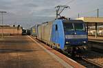 Durchfahrt am 28.10.2015 über Gleis 2 von Alpha Trains/Crossrail 145-CL 203 (145 099-8) mit einem  LKW Walter -KLV durch den Badischen Bahnhof von Basel in Richtung Rangierbahnhof Muttenz.