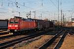 Mit einem gemischten Güterzug fuhr am Nachmittag des 05.11.2015 die 185 094-0 durch den Badischen Bahnhof von Basel über Gleis 1 in Richtung Rangierbahnhof Muttenz.