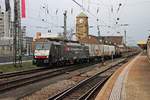 Durchfahrt am 13.01.2016 von MRCE/SBB Cargo ES 64 F4-282 (189 282-7)  SBB Cargo International  mit einem Containerzug über Gleis 1 durch Basel Bad Bf in Richtung Rangierbahnhof Muttenz.