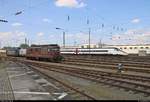Während Re 4/4 185 (425 185-6)  Lalden  und zwei Re 465 der BLS Cargo AG abgestellt sind, verlässt im Hintergrund RABe 503 ??? (Alstom ETR 610) SBB als verspäteter ECE 52 (Linie 85) den Bahnhof Basel Bad Bf (CH) auf Gleis 4.
[13.7.2018 | 16:19 Uhr]