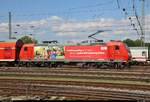 Blick auf 146 112-8, mit Werbung für das Baden-Württemberg-Ticket, von DB Regio Baden-Württemberg als RB 17028 nach Offenburg, die ihren Startbahnhof Basel Bad Bf (CH) auf Gleis 5 verlässt.
Aufgenommen vom öffentlich zugänglichen Parkplatz neben der Schwarzwaldallee.
[13.7.2018 | 16:33 Uhr]