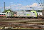 Blick auf Re 486 501-0 der BLS Cargo AG mit Sattelaufliegern auf Flachwagen (KLV-Zug), die den Bahnhof Basel Bad Bf (CH) in nördlicher Richtung durchfährt.