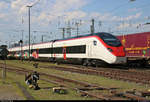 Und dann erwischte ich ihn noch einmal zufällig:
RABe 501 003-4  Kanton Schwyz  (Stadler SMILE) SBB als Test- oder Personalschulungsfahrt durchfährt den Bahnhof Basel Bad Bf (CH) in südlicher Richtung.
Schade nur, dass er etwas zu bunt war. Das Graffiti auf der Front wurde retuschiert.
Aufgenommen vom öffentlich zugänglichen Parkplatz neben der Schwarzwaldallee.
[13.7.2018 | 17:13 Uhr]