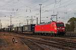 Einfahrt am Abend des 04.10.2017 von 185 017-1 mit einem langen  DSV -KLV in den Badischen Bahnhof von Basel in Richtung Rangierbahnhof Muttenz.