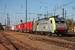 Mit einem  Gruber -KLV fuhr am 18.10.2017 die Re 486 502, aus Richtung Weil am Rhein kommend, durch den Badischen Bahnhof von Basel gen Muttenz. (Fotostandpunkt von öffentlich zugänglichen Parkplatz)