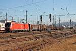 Mit einem leeren Tonerdezug (Domodossola - Limburg (Lahn)) fuhr am Nachmittag des 18.10.2017 die 185 068-4 über Gleis4 durch den Badischen Bahnhof von Basel in Richtung Norden. (Fotostandpunkt von öffentlich zugänglichen Parkplatz)