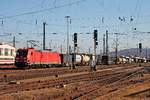 Durchfahrt am Nachmittag des 18.10.2017 von 185 317-5 mit einem Containerzug über Gleis 4 durch den Badischen Bahnhof von Basel in Richtung Weil am Rhein. (Fotostandpunkt von öffentlich zugänglichen Parkplatz)