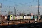 Durchfahrt am Nachmittag des 14.02.2018 von Re 486 505 zusammen mit Rpool/BLSC 186 106 und einem Containerzug durch den Badischen Bahnhof von Basel in Richtung Deutschland.