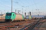 Nach einem kurzen Zwischenhalt auf Gleis 1, fuhr am Nachmittag des 14.02.2018 die ATLU/RTX 185 609-5 mit ihrem Cotnainerzug aus dem Badischen Bahnhof von Basel in Richtung Deutschland.