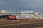 Blick auf 362 592-8, als diese am Nachmittag des 25.09.2019 zwei IC-Wagen durchs nördliche Vorfeld vom Badischen Bahnhof von Basel am ICE-Werk vorbei schob, um sie im südlichen Vorfeld