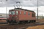 Portrait von Re 4/4 184 (425 184-9)  Krattigen , als diese am Nachmittag des 25.09.2019 als Lokzug aus dem Rangierbahnhof Muttenz im nördlichen Vorfeld vom Badischen Bahnhof von Basel ankam und kurze Zeit später auf einem Abstellgleis abgestellt wird.