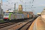 Durchfahrt am 25.10.2014 von Re 486 506 mit einem Containerzug über Gleis 2 in Richtung Rangierbahnhof Muttenz in Basel Bad Bf.