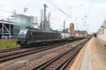 Durchfahrt von MRCE/SBB Cargo International 185 569-1 am 29.06.2015 mit einem Containerzug über Gleis 1 in Basel Bad Bf in Richtung Rangierbahnhof Muttenz.