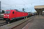 Ausfahrt am Morgen des 29.07.2015 von der Mannheimer 185 350-6 mit einem Containerzug aus dem Badischen Bahnhof von Basel in Richtung Weil am Rhein.