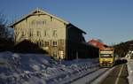 Von der schon tiefstehenden Sonne beschienen wartet 650 650 am 16.02.2019 im Bahnhof Bayerisch Eisenstein auf die Abfahrt nach Plattling